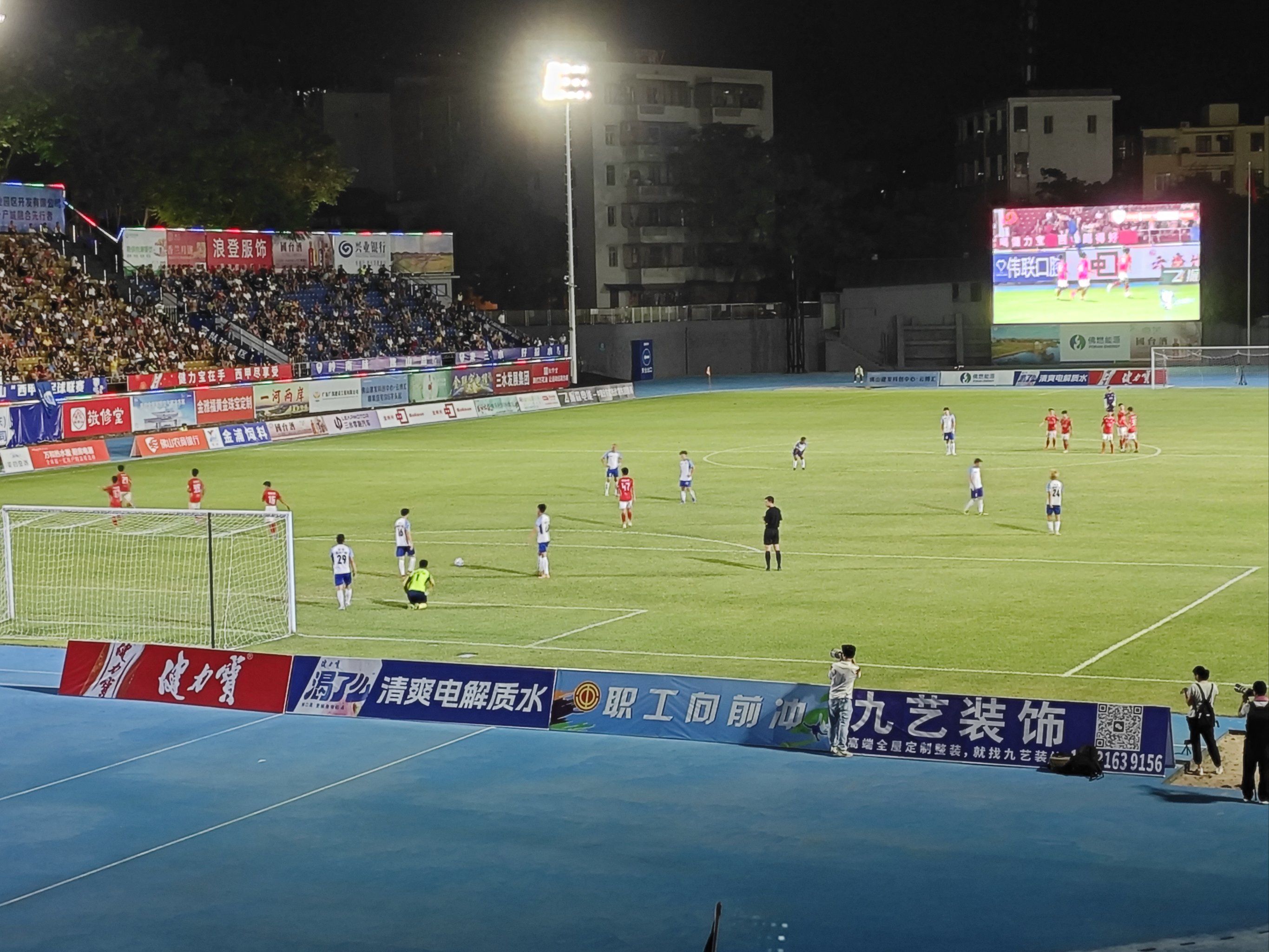 卓越的球技展现，球场激情涌动