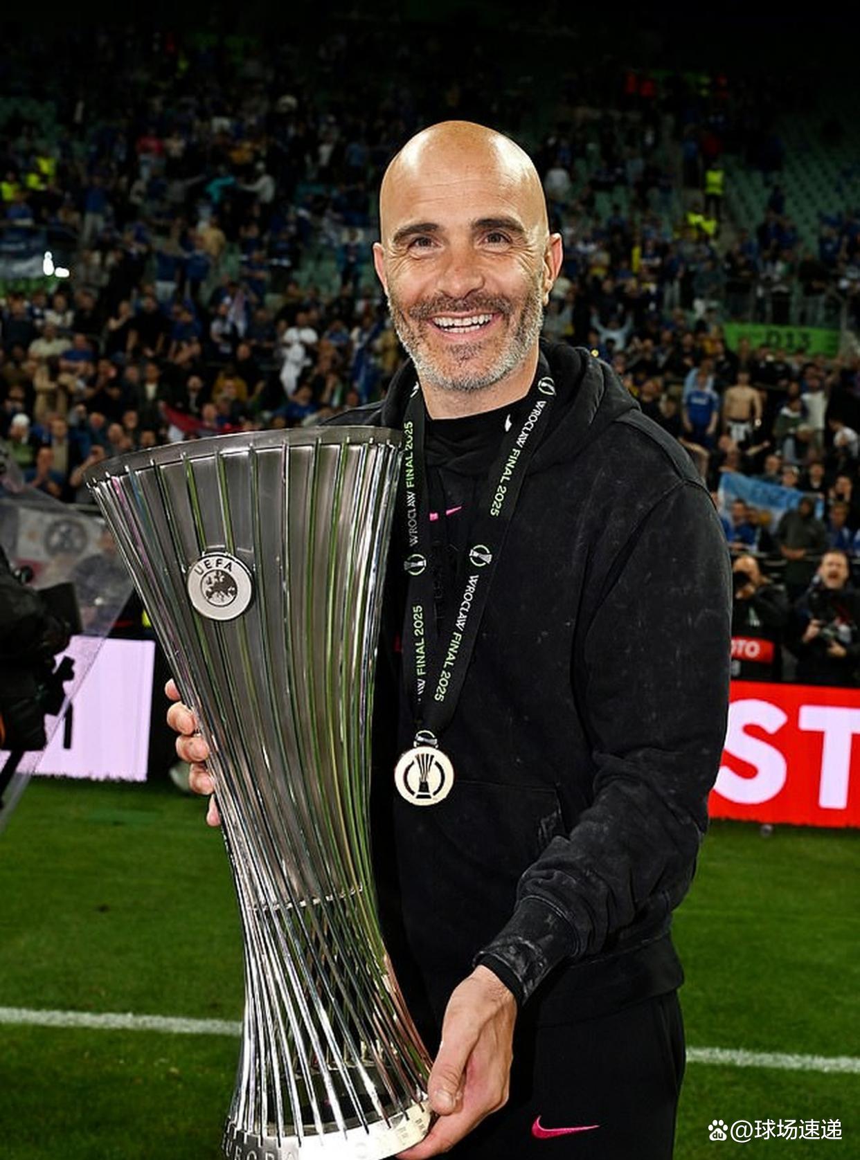 西班牙运动员在击剑比赛中获得银牌