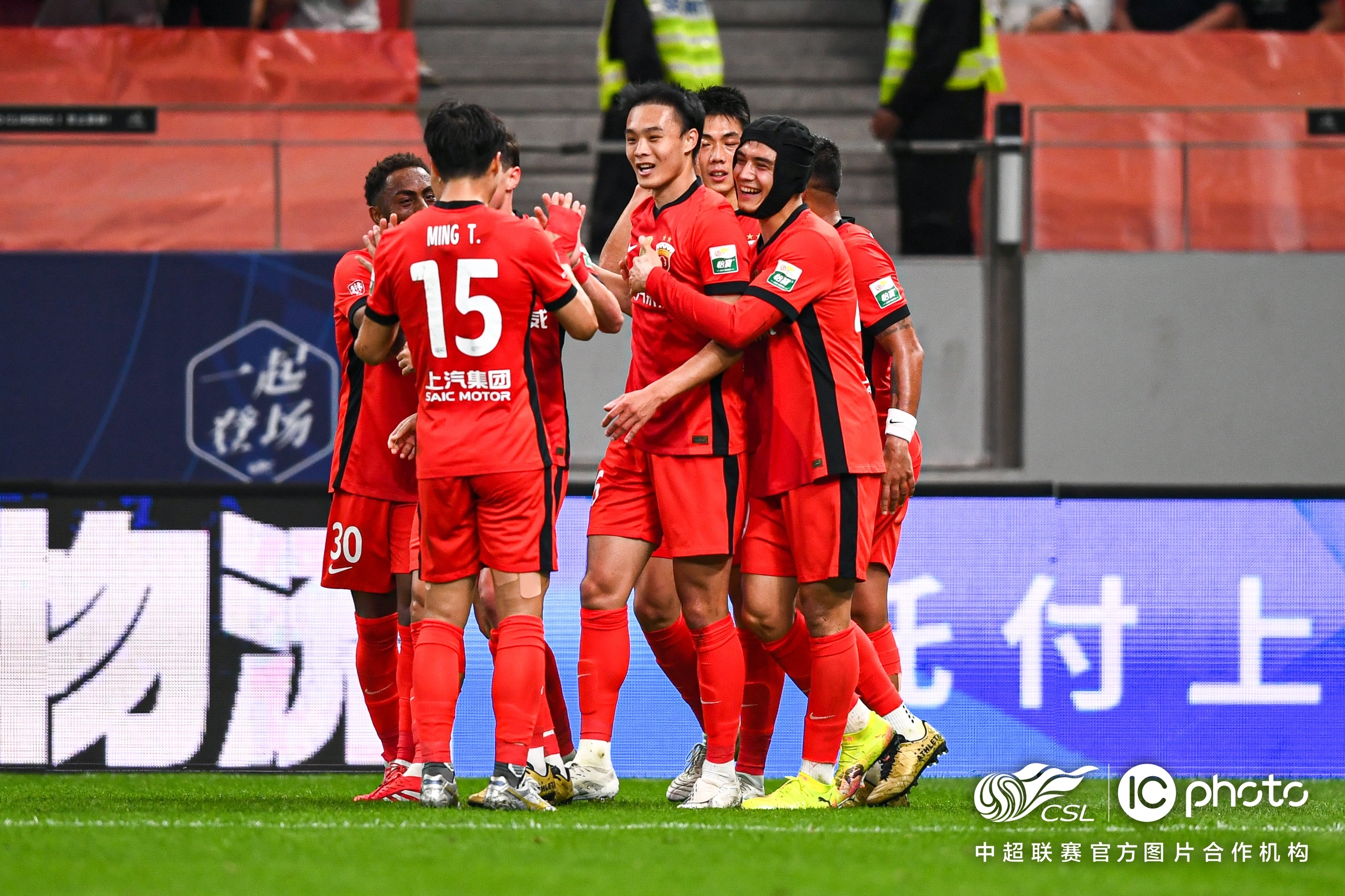 上海海港突破困境，获得关键胜利的简单介绍