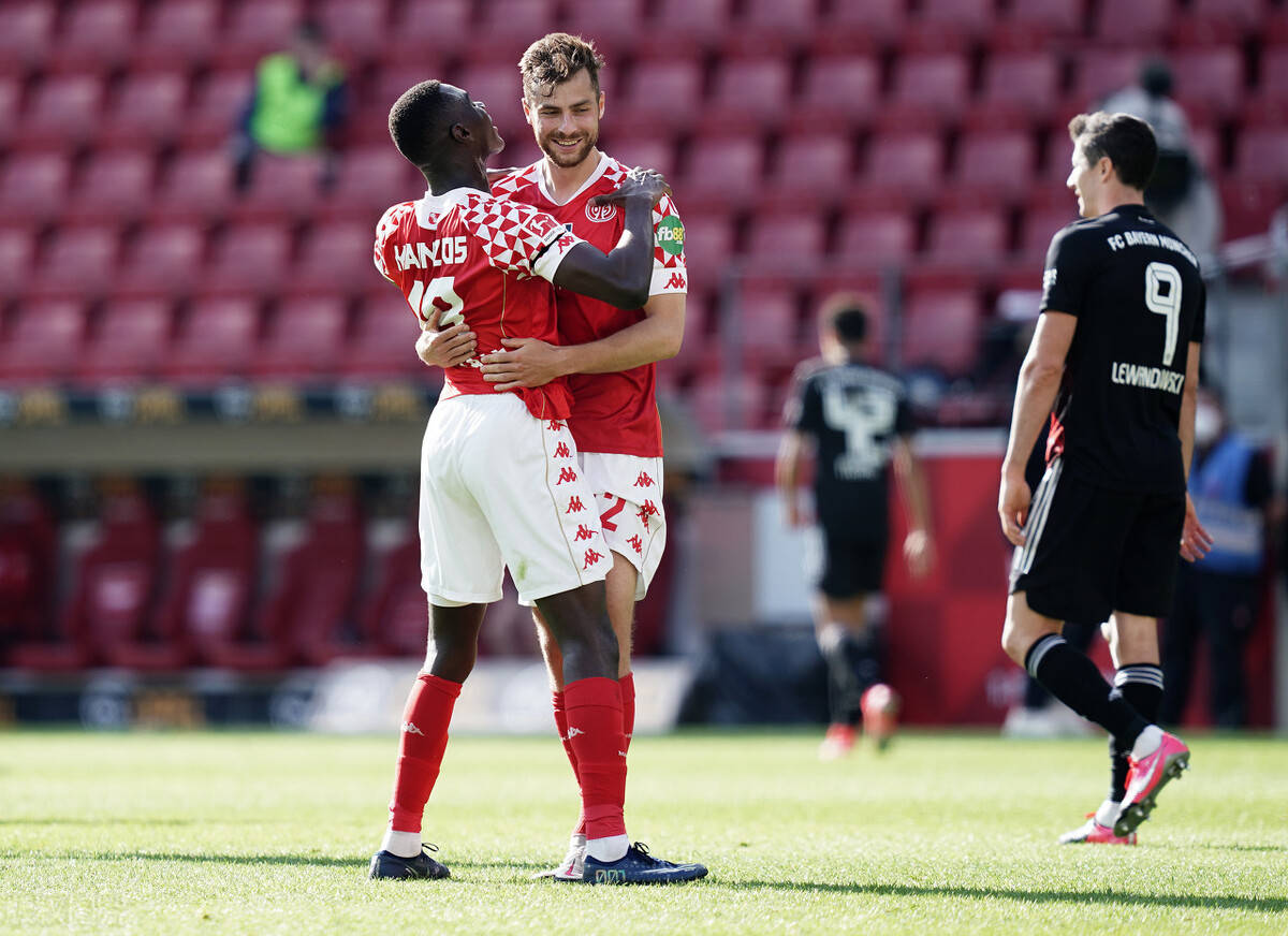 美因茨队队长带领球队取得重要胜利的简单介绍 美因茨队队长带领球队取得重要胜利的简单介绍