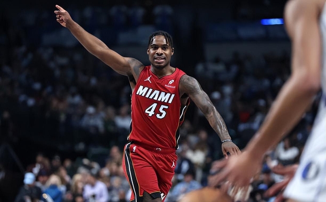 独行侠横扫太阳，米切尔点燃赛场